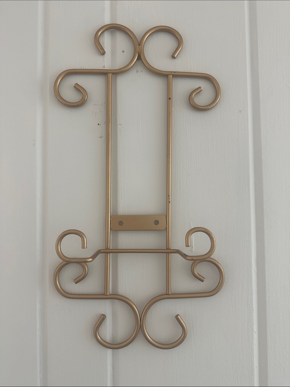 wall mounted decorative display rack for plates, framed pictures, decor items